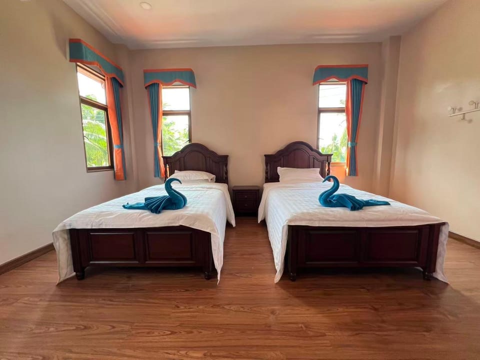 Bed, Photo of the whole room, Bedroom, towels