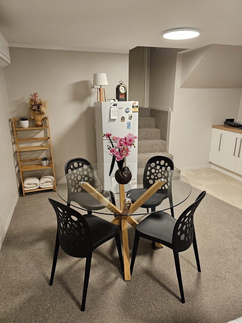 Kitchen or kitchenette, Living room, Seating area, Dining area