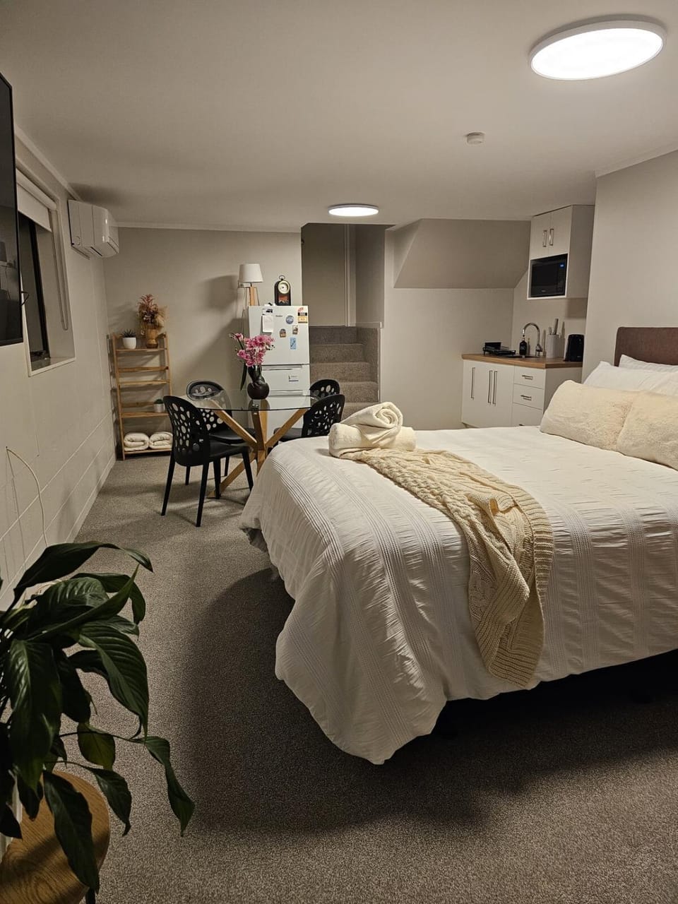 Bed, TV and multimedia, Photo of the whole room, air conditioner