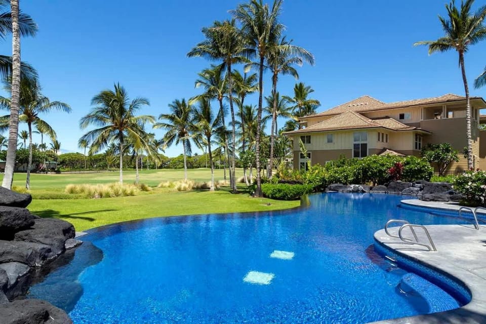 Spacious 2BR condo with lanai & pool House in Puako