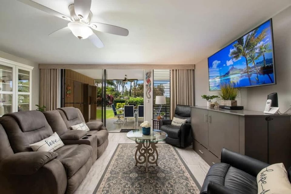 Tropical condo with pools lanai & BBQ House in Waikoloa Village
