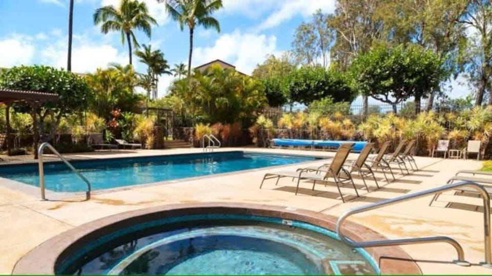 Tropical condo with pools lanai & BBQ House in Waikoloa Village