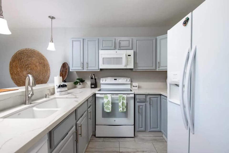 Tropical condo with pools lanai & BBQ House in Waikoloa Village