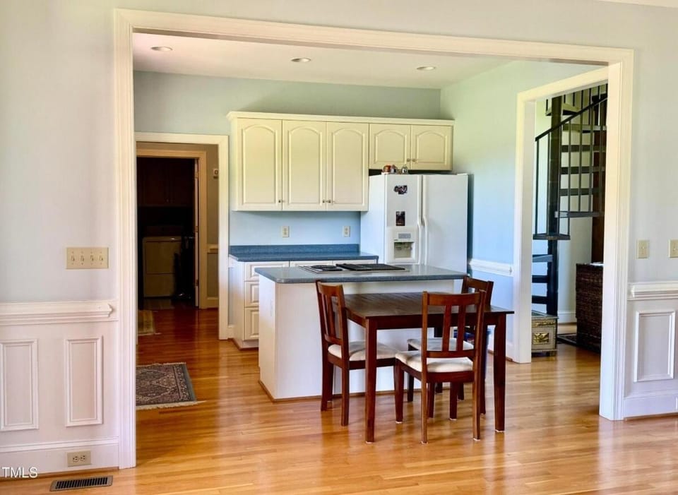 Kitchen or kitchenette, oven
