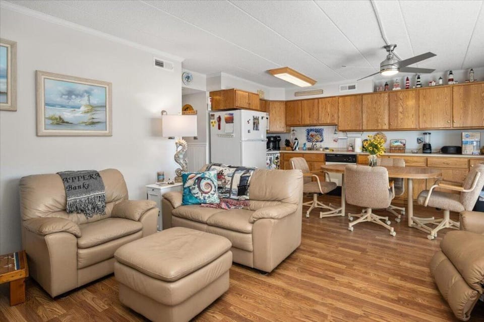 Relaxing 2 Bedroom Salty Sands Condo Mid-Town Ocean City! House in Ocean City