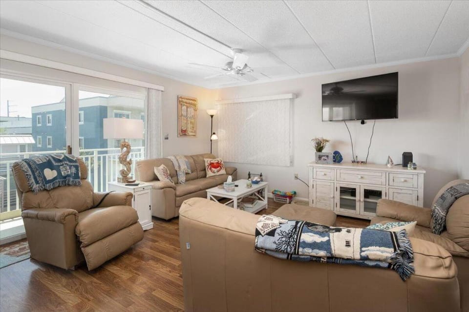 Relaxing 2 Bedroom Salty Sands Condo Mid-Town Ocean City! House in Ocean City