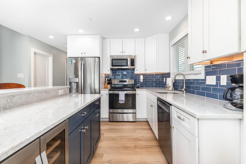 Kitchen or kitchenette, dishwasher, oven, toaster