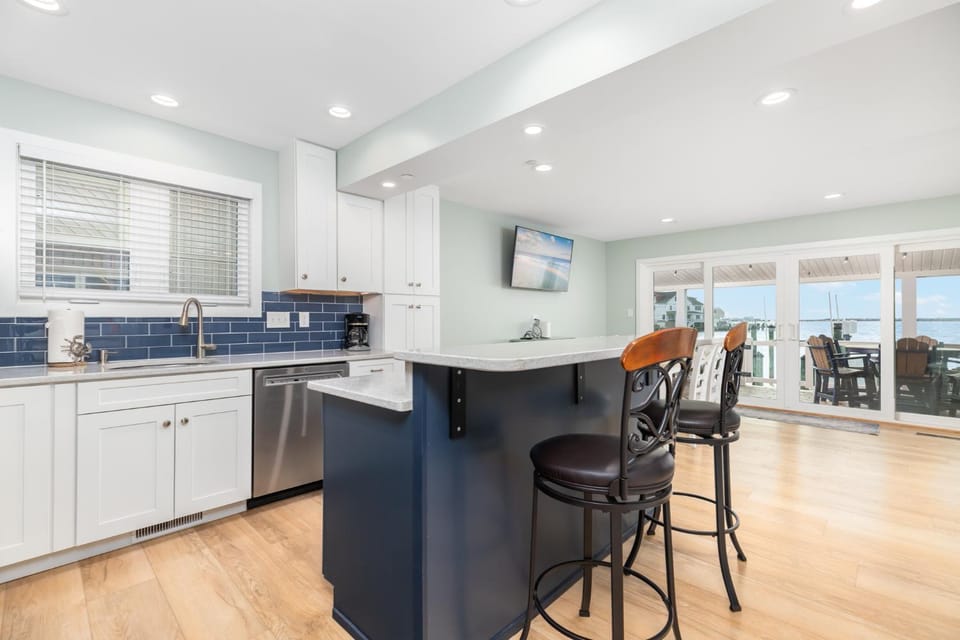 Kitchen or kitchenette, dishwasher
