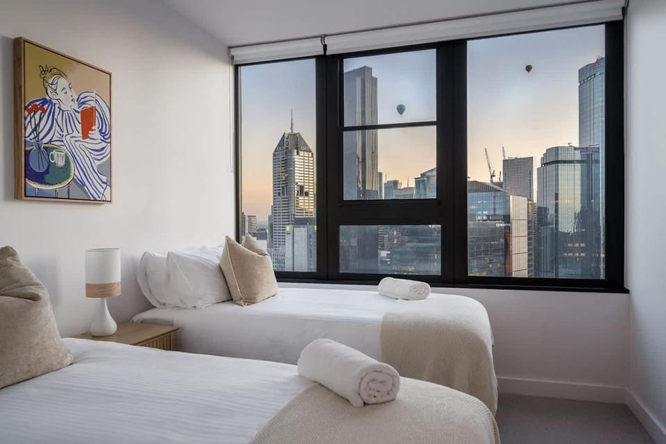 Sunrise River View 2BR CBD Apartment, Free Parking, Family & Work Friendly Apartment in Southbank