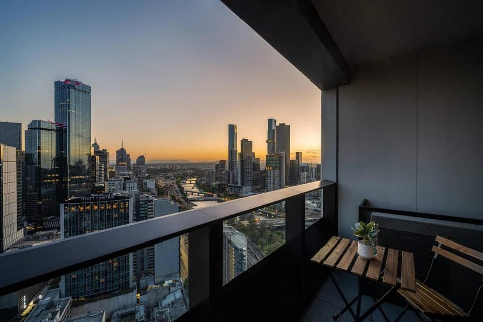 Sunrise River View 2BR CBD Apartment, Free Parking, Family & Work Friendly Apartment in Southbank