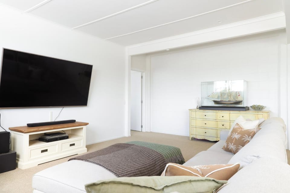 Communal lounge/ TV room, TV and multimedia, Living room, Seating area