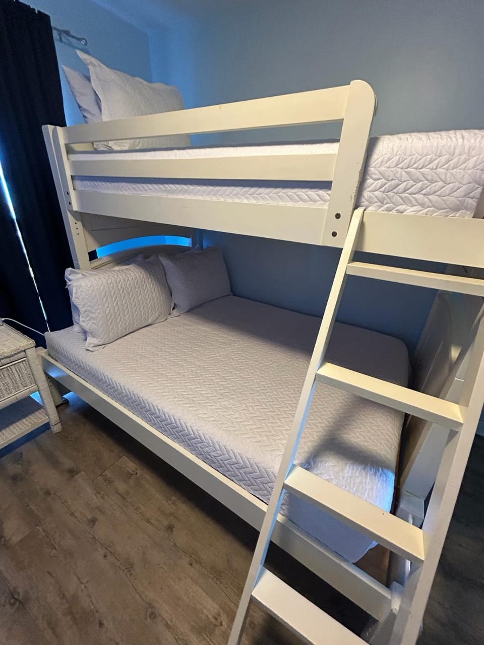 Bedroom, bunk bed, Family