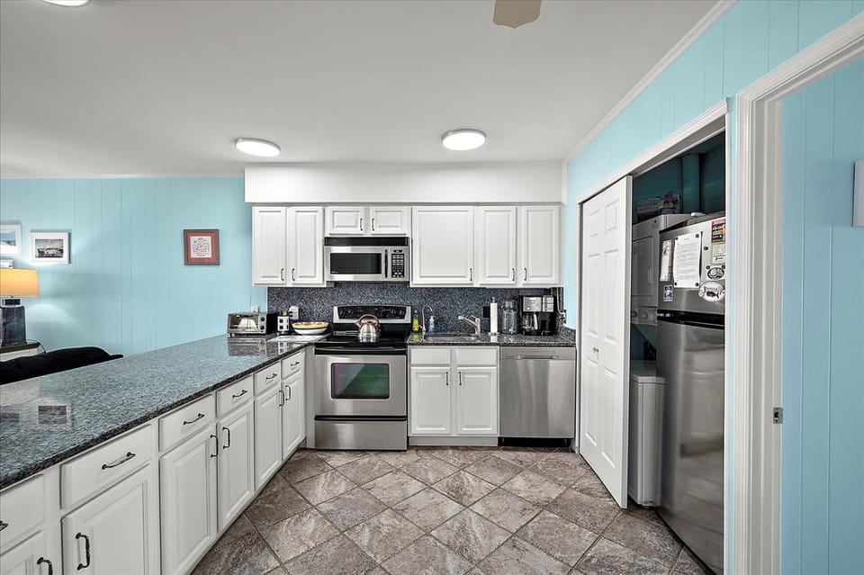 3 Bedroom 4th Floor Condo in Severn 1, Steps to the Beach! House in Ocean City