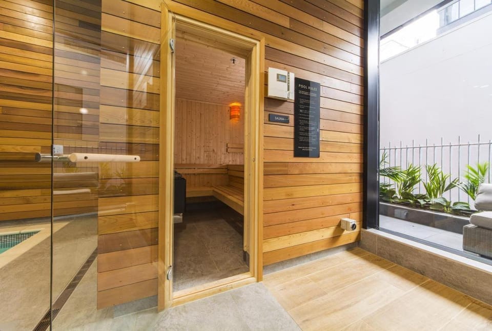 Sky Tower Views 2BR Retreat With FREE Pool Sauna Gym V91 Apartment in Auckland
