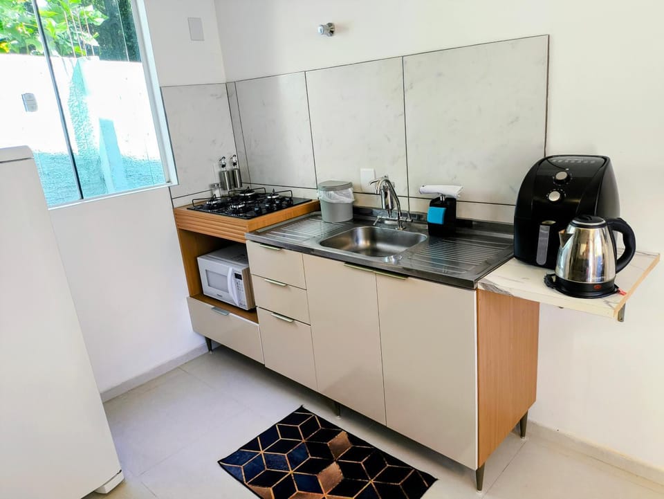 Coffee/tea facilities, Kitchen or kitchenette, stove