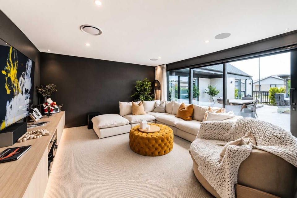 Stylish Home w- Private Spa Indoor & Outdoor Fire House in Christchurch