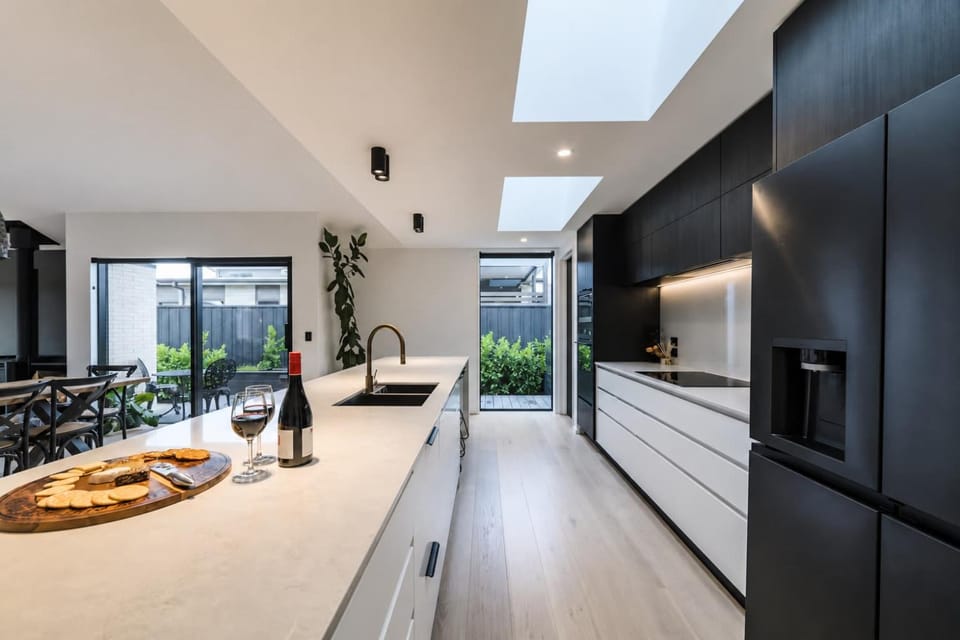 Stylish Home w- Private Spa Indoor & Outdoor Fire House in Christchurch