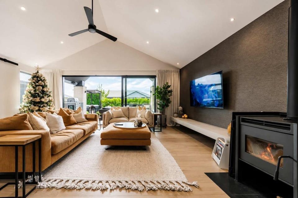 Stylish Home w- Private Spa Indoor & Outdoor Fire House in Christchurch