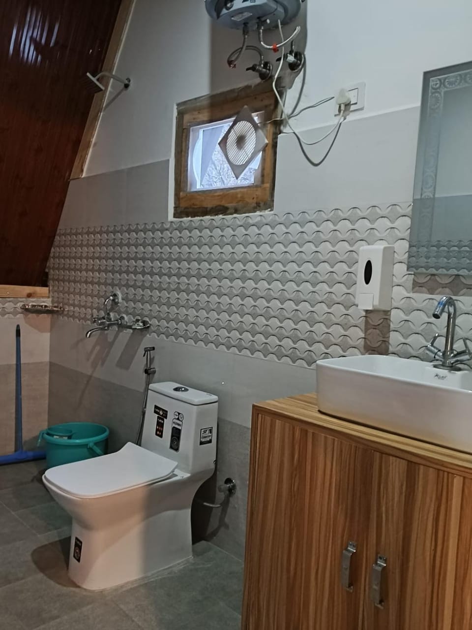 The Clifton chapter tirthan Apartment in Himachal Pradesh