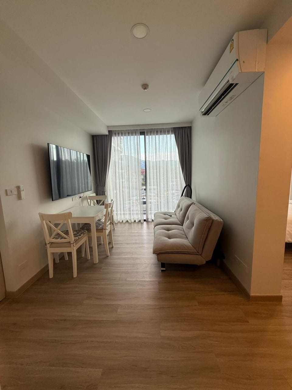 TV and multimedia, Seating area, air conditioner
