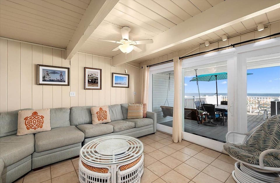 Beautiful Direct Ocean Front Townhome in Sea Village with Relaxing Ocean Views! House in Ocean City