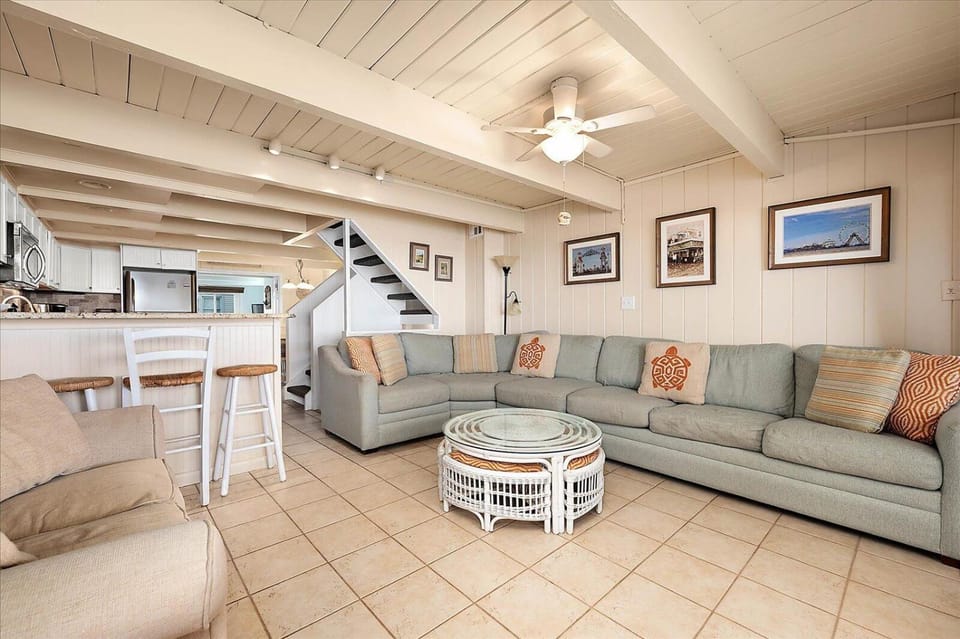 Beautiful Direct Ocean Front Townhome in Sea Village with Relaxing Ocean Views! House in Ocean City