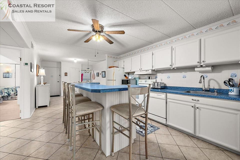 Wonderful 2 bedroom Sea Terrace Condo with Heated Outdoor Pool! House in Ocean City