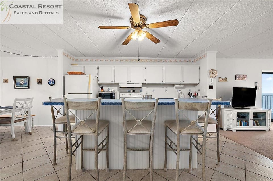 Wonderful 2 bedroom Sea Terrace Condo with Heated Outdoor Pool! House in Ocean City