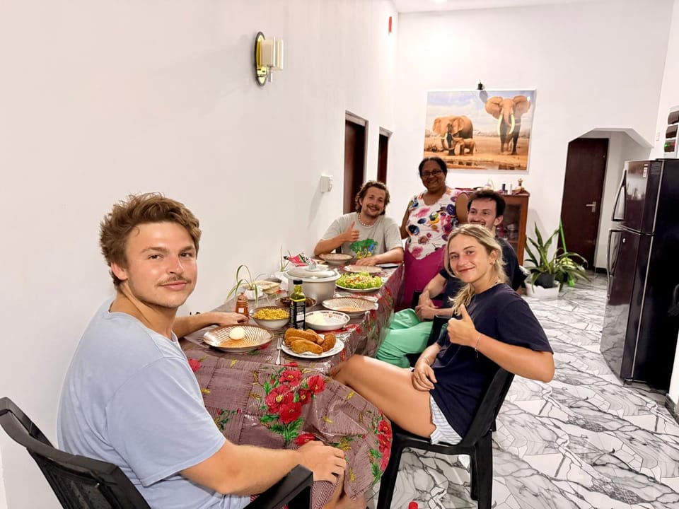 Living room, Dinner, group of guests