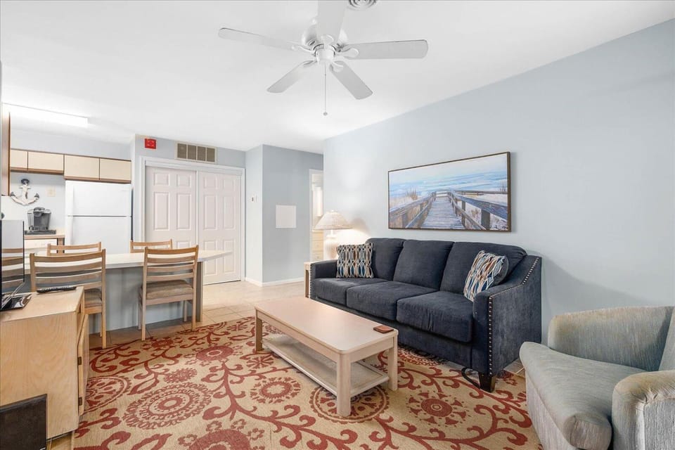 First Floor 2 Bedroom Condo with Private Courtyard & Outdoor Pool! House in Ocean City