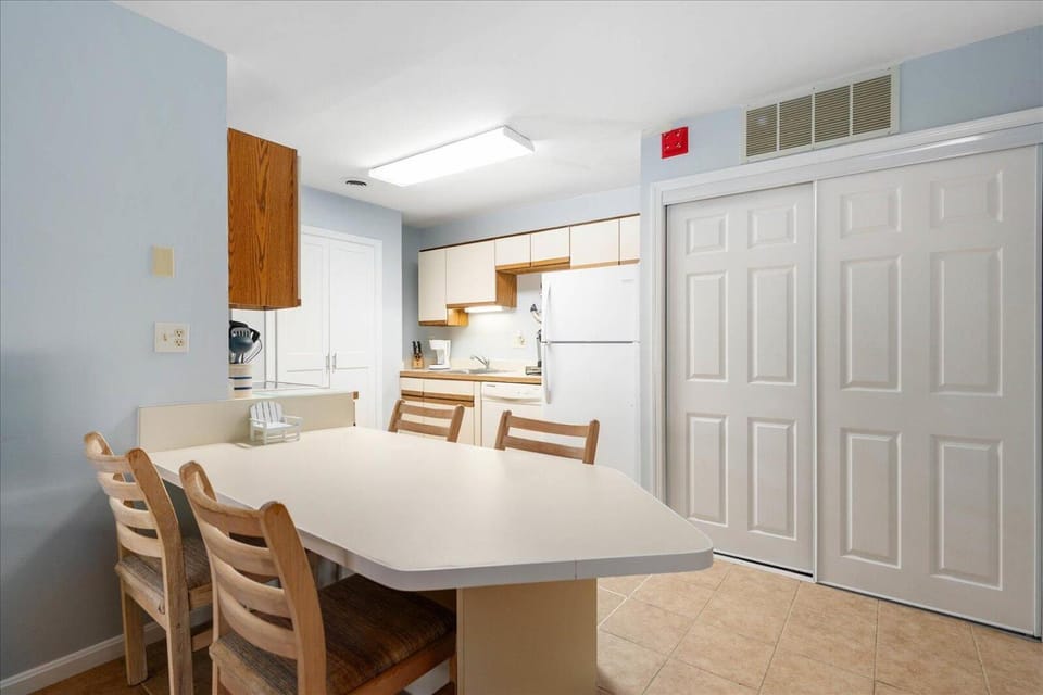 First Floor 2 Bedroom Condo with Private Courtyard & Outdoor Pool! House in Ocean City