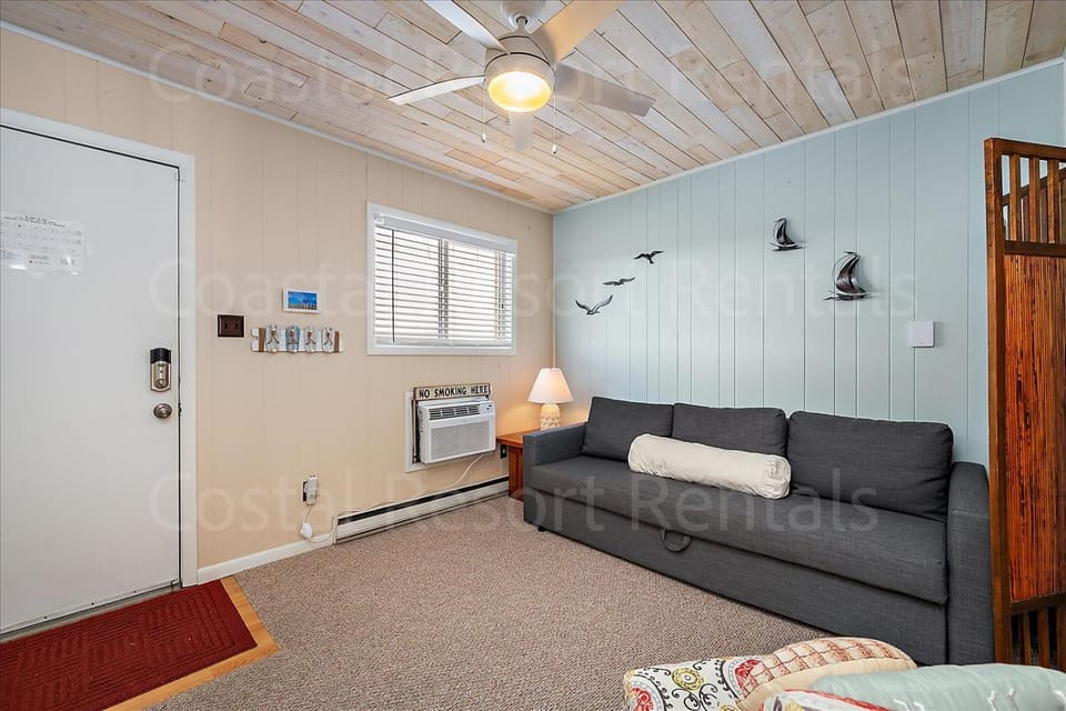 Beautiful Canal Views from this Cozy 2 Bedroom Condo! House in Ocean City