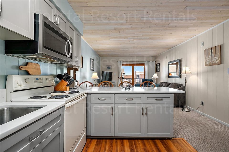 Beautiful Canal Views from this Cozy 2 Bedroom Condo! House in Ocean City