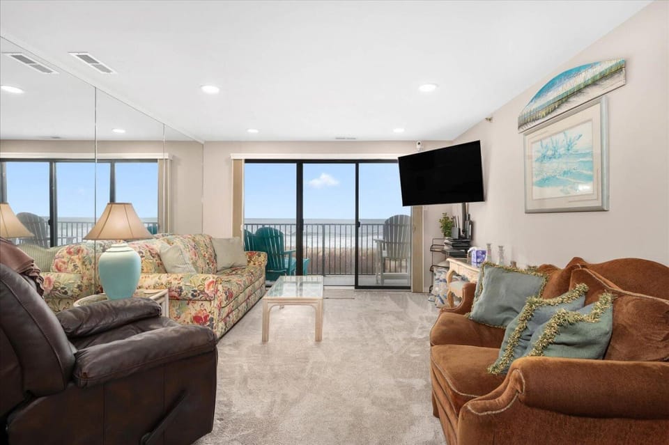 Communal lounge/ TV room, Living room, Seating area, Evening entertainment