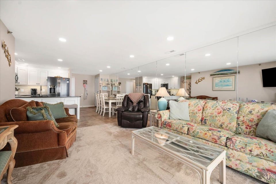 Communal lounge/ TV room, TV and multimedia, Kitchen or kitchenette, Living room, Seating area, Evening entertainment