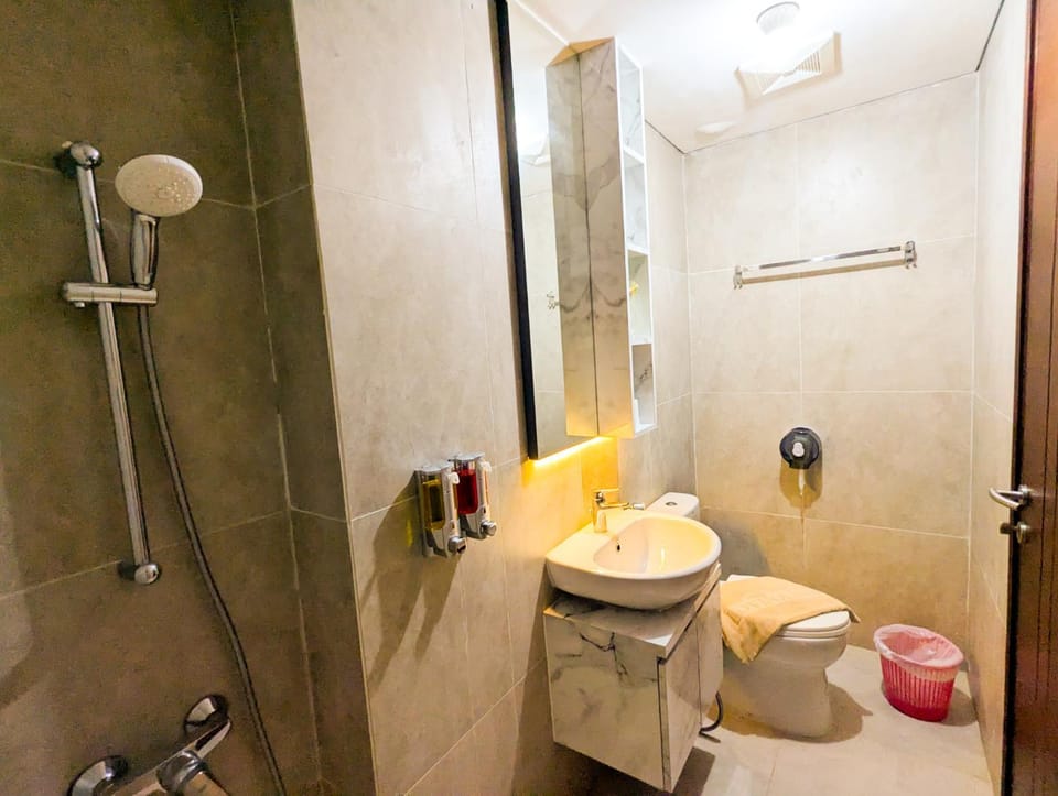 Shower, Toilet, Bathroom, towels