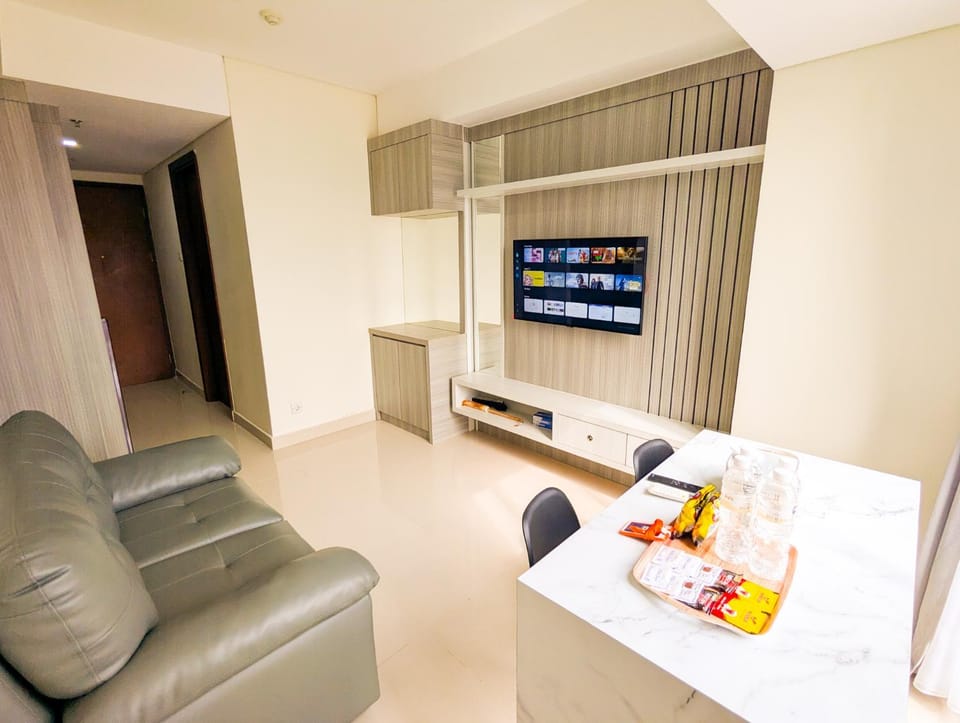 Bed, TV and multimedia, Living room, Food and drinks, Seating area, Food