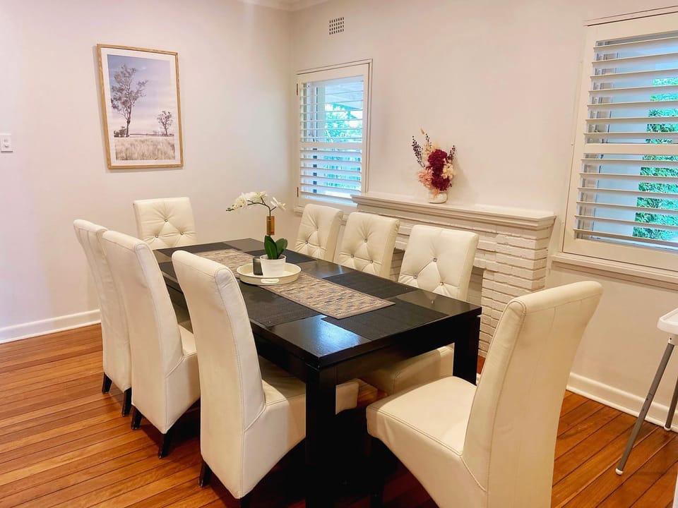 Family Retreat with Pool Near Pymble Station House in Sydney
