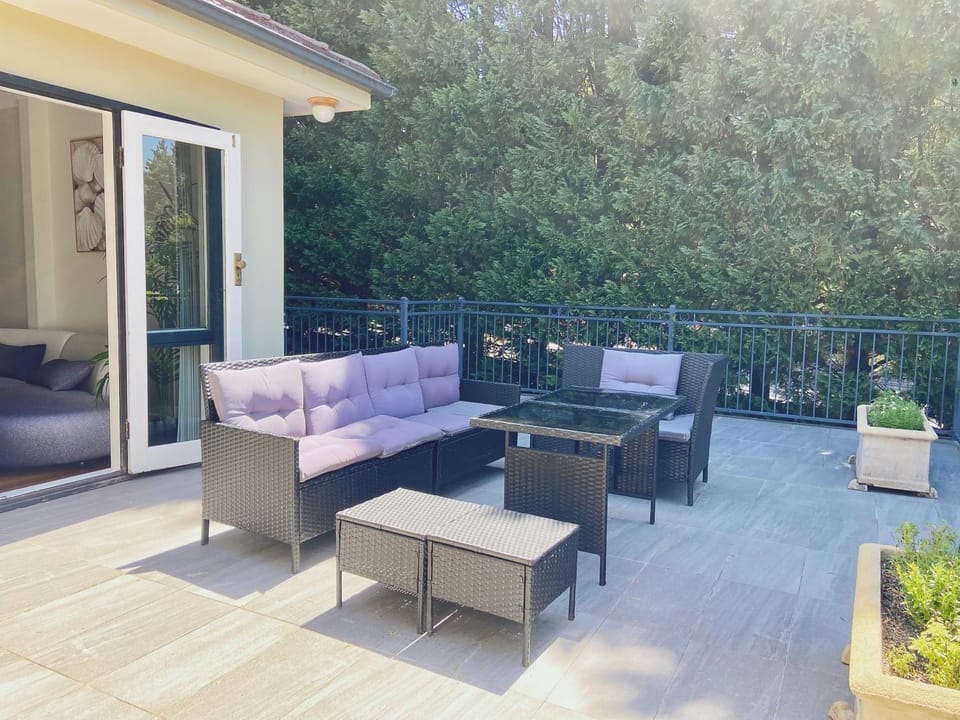 Family Retreat with Pool Near Pymble Station House in Sydney