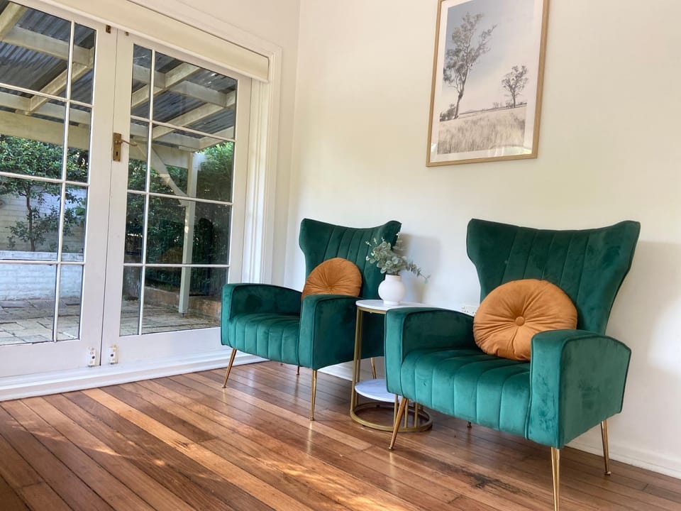 Family Retreat with Pool Near Pymble Station House in Sydney