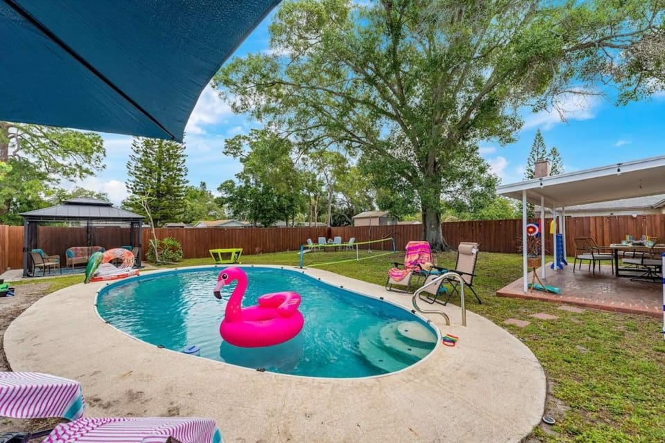 Private Pool 15 Minutes to the Beach & Downtown Saint Petersburg Florida House in Pinellas Park