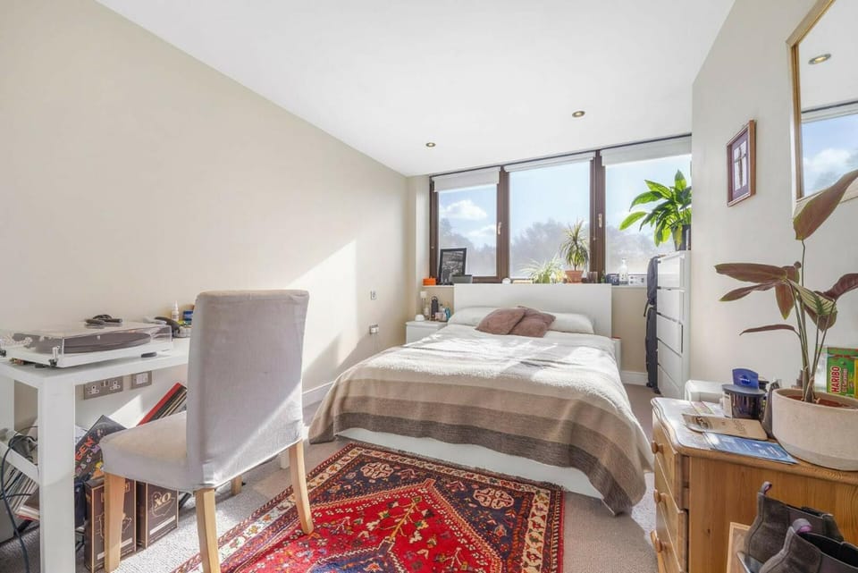 Spacious 3 Double Bed with Roof Terrace Apartment in London
