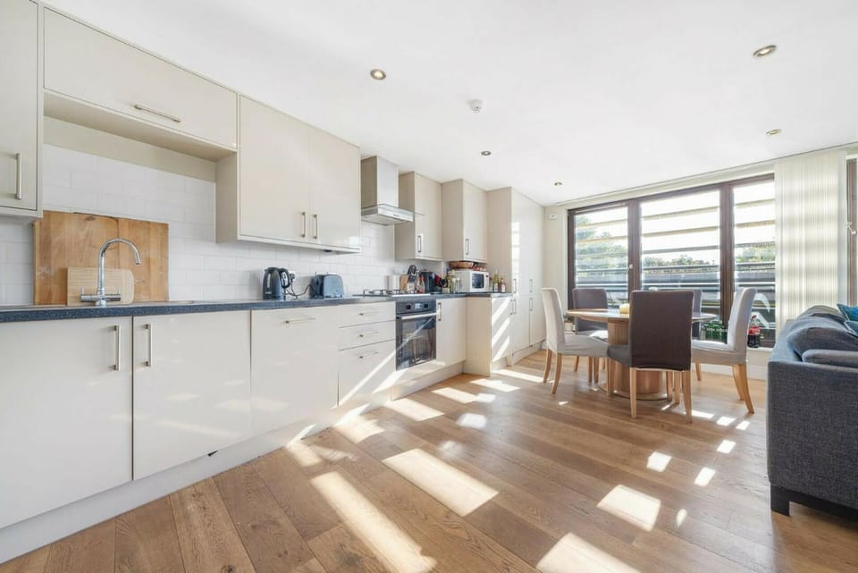 Spacious 3 Double Bed with Roof Terrace Apartment in London