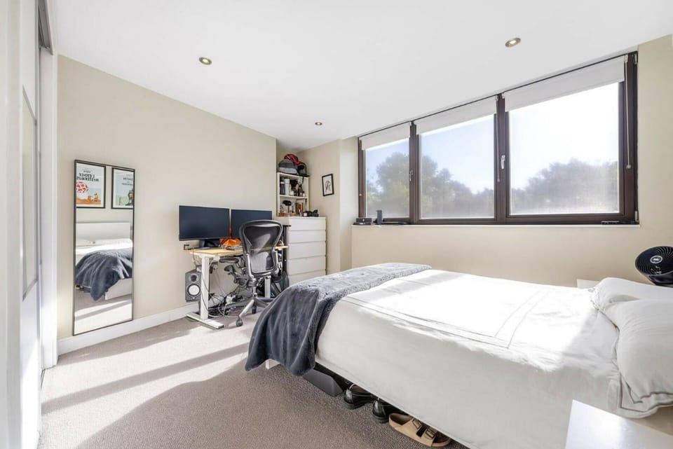 Spacious 3 Double Bed with Roof Terrace Apartment in London