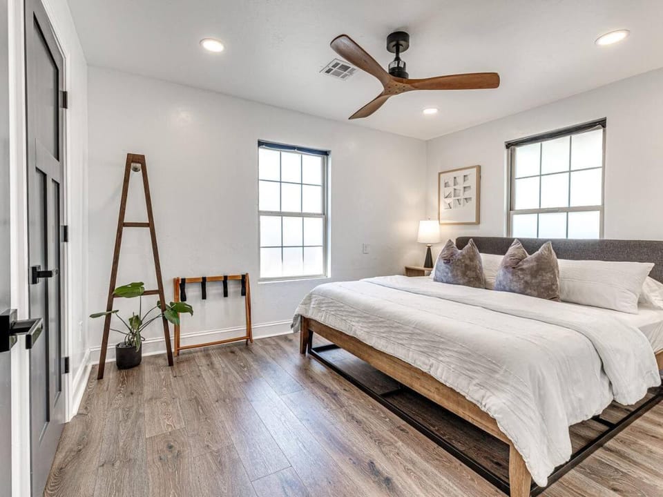 Casa Rivera Spotless Pet Friendly Home 8 Min to Downtown House in Oklahoma City