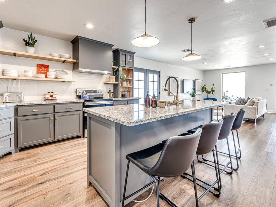 Casa Rivera Spotless Pet Friendly Home 8 Min to Downtown House in Oklahoma City