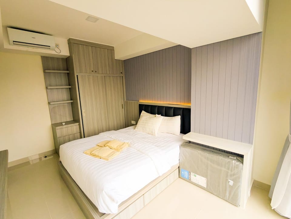 Bed, Bedroom, towels, air conditioner