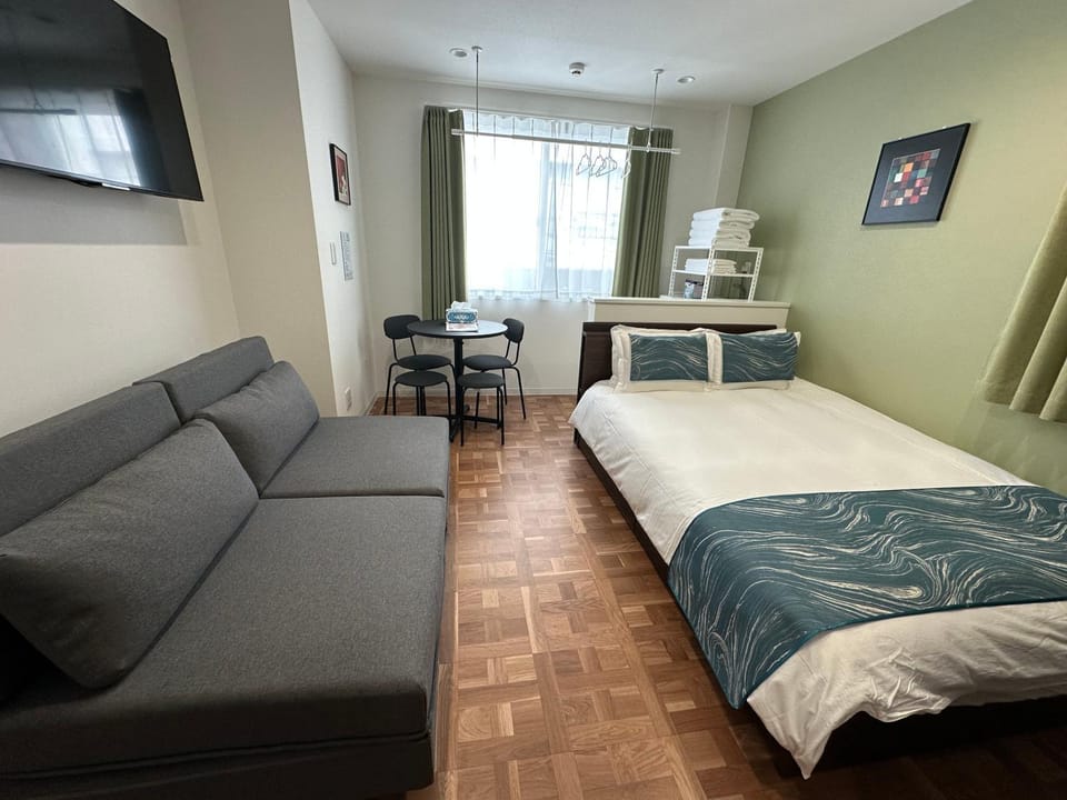 Bed, TV and multimedia, Living room, Photo of the whole room, Seating area, Bedroom