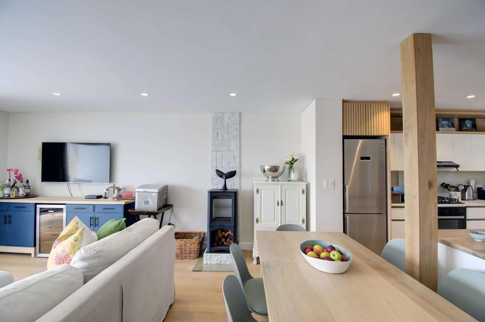 Kitchen or kitchenette, Living room, Food and drinks, Seating area, Dining area, Food, fireplace, minibar, oven, stove, toaster
