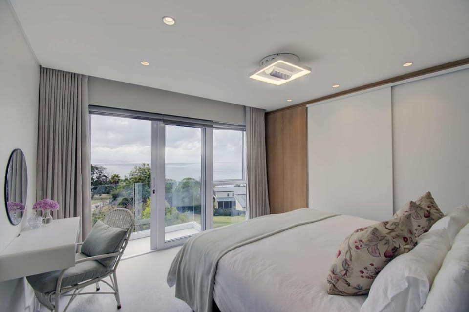 Bed, Photo of the whole room, Seating area, Bedroom